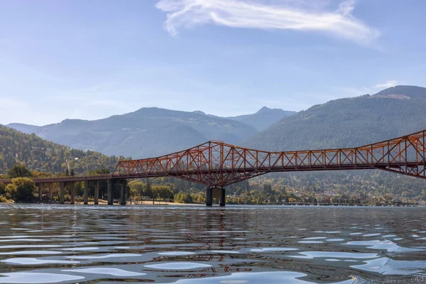 Big Orange Bridge over Kootenay River met toeristische stad op de achtergrond. — Stockfoto