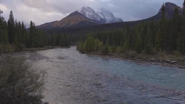 Paesaggio canadese di montagna rocciosa. — Video Stock