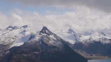 Kanada 'nın buzul dağ manzarası. Garibaldi İl Parkı 'nda çekildi