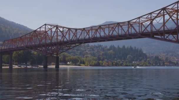 Velký oranžový most přes řeku Kootenay s turistickým městem — Stock video
