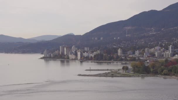 Вид с воздуха на Западный Ванкувер и залив Бернли — стоковое видео