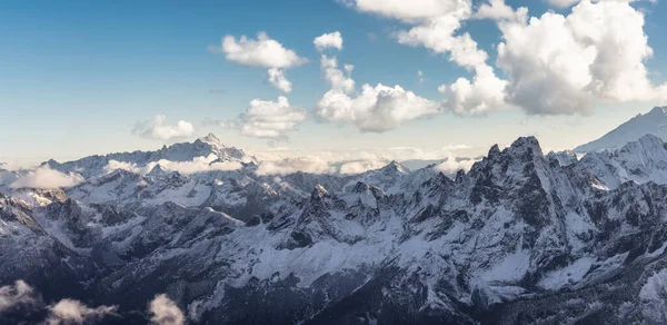 Widok z lotu ptaka na Canadian Rocky Mountains ze śniegiem — Zdjęcie stockowe