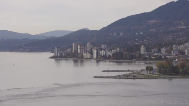 Panorama-Luftaufnahme von West Vancouver und Burrard Inlet — Stockvideo