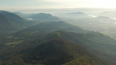 Fraser Vadisi 'nin renkli bulutlu günbatımında hava panoramik görüntüsü.
