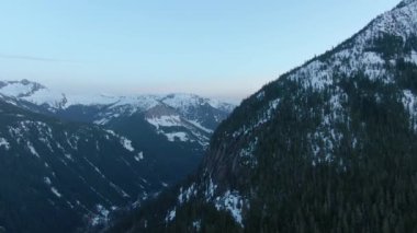 Kanada 'da geçen manzaralı bir otobanın havadan görünüşü