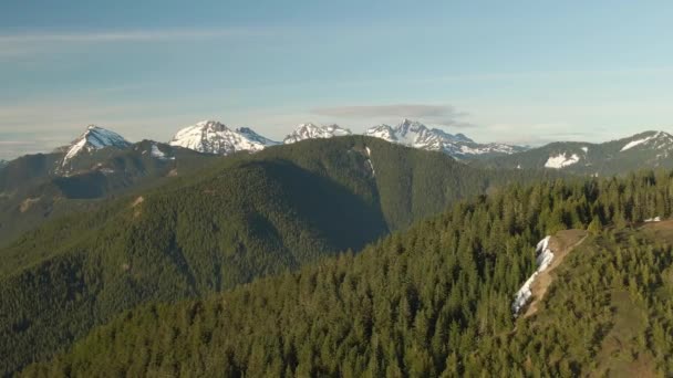 Vista aérea de Elk Mountain en Fraser Valley durante una colorida puesta de sol nublada — Vídeos de Stock