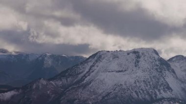 Kanada 'nın buzul dağ manzarası. Garibaldi İl Parkı 'nda çekildi