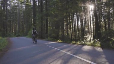 Ormanda Yola Çıkan Maceracı Kadın Bisikleti