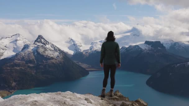 Kalandos kaukázusi nő túrázás tetején egy kanadai hegy. — Stock videók