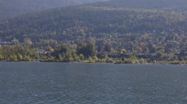 Kootenay Nehri 'nin manzarası ve küçük bir turistik kasaba.