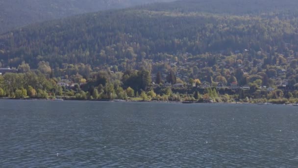 Scénický pohled na řeku Kootenay a malé turistické městečko. — Stock video