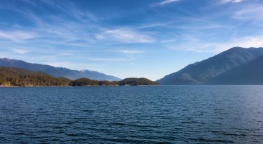 Kootenay Gölü 'nün manzarası. Sunny Fall Sezon Günü.