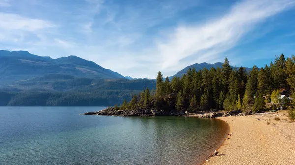 Scénický výhled na jezero Kootenay. Slunečný podzimní den. — Stock fotografie