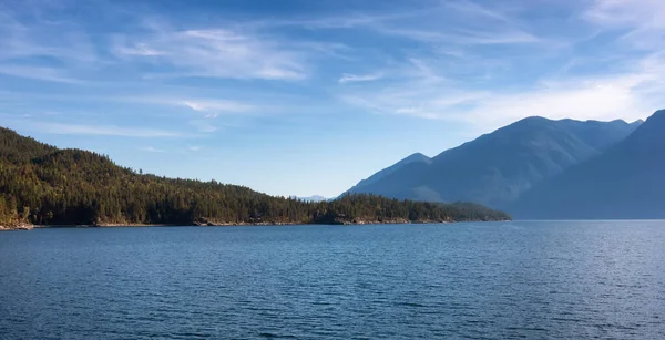 Scénický výhled na jezero Kootenay. Slunečný podzimní den. — Stock fotografie