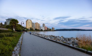 Pasifik Okyanusu 'nun batı kıyısındaki modern bir şehirde yürüyüş yolu..