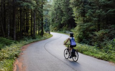 Ormanda Yola Çıkan Maceracı Kadın Bisikleti