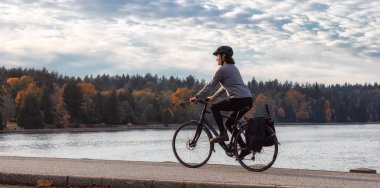Stanley Park 'ta Seawall' da bisiklet süren Beyaz Kafkas Yetişkin Kadın