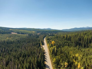 Crowsnest 'in Hava Görüntüsü. 3. Otoyol, güneşli bir yaz günü..