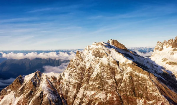山頂に雪が積もるカナダのロッキー山脈の空中ビュー — ストック写真