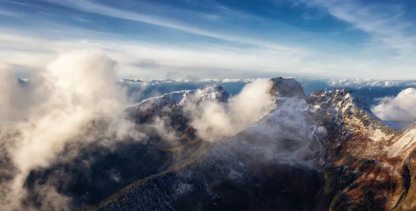 Kanada Rocky Dağları 'nın tepesinde karlı hava manzarası — Stok fotoğraf