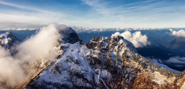 Widok z lotu ptaka na Canadian Rocky Mountains ze śniegiem na szczycie — Zdjęcie stockowe