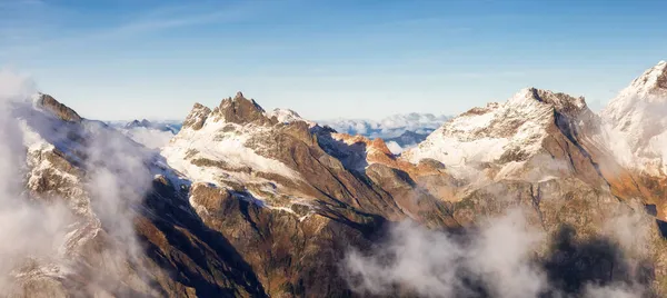 Vista aérea de las montañas rocosas canadienses —  Fotos de Stock