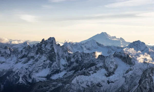 Vista aérea de las montañas rocosas canadienses con nieve en la parte superior —  Fotos de Stock