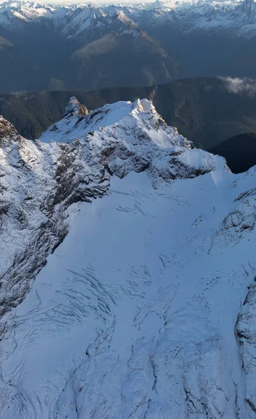 Vista aérea de las montañas rocosas canadienses con nieve en la parte superior — Foto de Stock