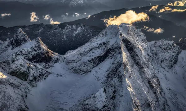 Vue Aérienne Des Montagnes Rocheuses Canadiennes Avec De La Neige Au-dessus — Photo