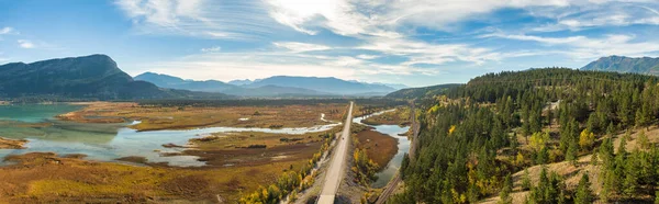 Aerial panoramic view of a scenic highway around mountains. — Stock Photo, Image