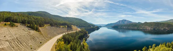 Flygfoto panoramautsikt över en naturskön motorväg runt bergen. — Stockfoto