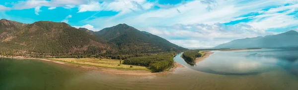 Letecký panoramatický pohled na krásné jezero v kanadské krajině přírody. — Stock fotografie