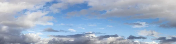 Bella vista panoramica del paesaggio nuvoloso — Foto Stock