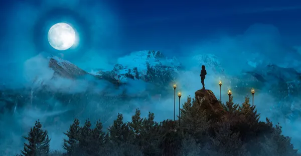 Cena noturna mágica na natureza. Paisagem montesa com lua grande no céu. — Fotografia de Stock