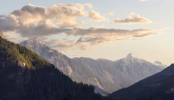 Paisagem da montanha da natureza canadense. — Fotografia de Stock