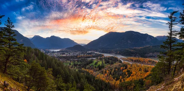 Panoramisch uitzicht op moderne stad, Hope, in British Columbia, Canada. — Stockfoto