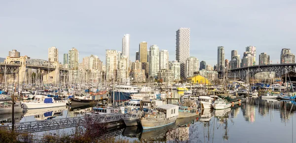 Панорамний вид на човни на пристані та сучасний міський пейзаж в центрі міста — стокове фото