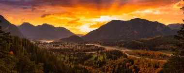 Britanya Kolumbiyası, Kanada 'da modern şehir Hope' un panoramik görüntüsü.