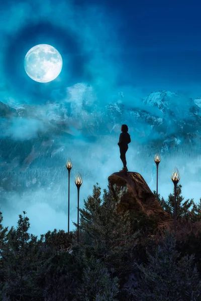 Magiczna scena nocna w naturze. Krajobraz górski z wielkim księżycem na niebie. — Zdjęcie stockowe