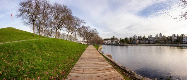 Dřevěná stezka v moderním městském parku během slunečného podzimního dne — Stock fotografie