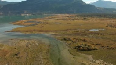 Kanada Doğa Manzarası 'nda güzel bir göl manzarası.