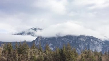 Küçük bir turistik kasabadan Şef Dağ 'ın Zaman Geçidi Manzarası.