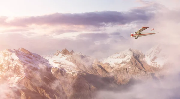Aereo monomotore che sorvola il paesaggio roccioso delle montagne. — Foto Stock