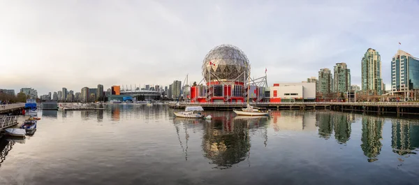 Panoramic View of Science World in False Creek and Modern Downtown Cityscape — стокове фото