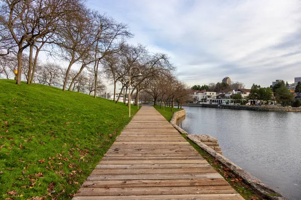 Chemin en bois dans un parc urbain moderne pendant la journée ensoleillée de la saison d'automne — Photo