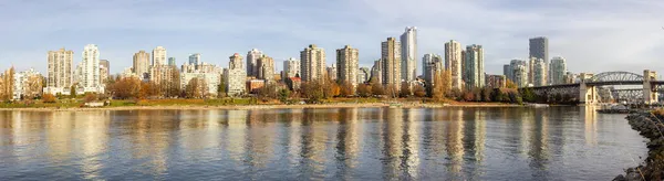 Vista panorâmica da paisagem urbana moderna do centro durante um dia ensolarado de outono — Fotografia de Stock