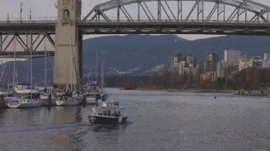 Yat limanı ve Modern Downtown City manzarası