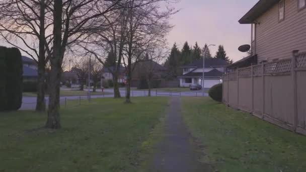 Callejón en un barrio residencial en los suburbios de la ciudad. — Vídeos de Stock