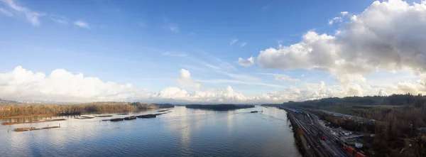 프레이저 강 과 그 너머 의산 풍경의 모습 — 스톡 사진