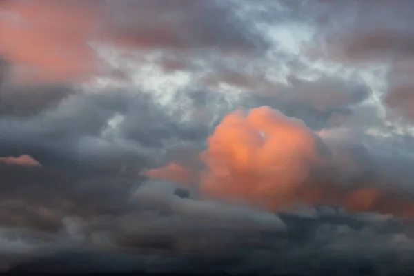 Vista colorida dramática de Cloudscape durante um por do sol ou nascer do sol. — Fotografia de Stock